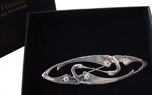 Klassische Jugendstil Brosche Kraniche im Stil des Jugendstilk�nstlers Mucha
