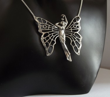 Jugendstil Kette Frauenk�rper mit Schmetterlingsfl�geln und Kristall