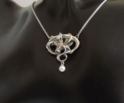 Jugendstil Kette mit floralem Anh�nger und Perlenabh�ngung