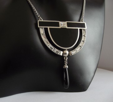 Art Deco Collier mit Onyxabh�ngung und Schmuckkristallen