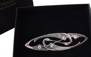 Klassische Jugendstil Brosche Kraniche im Stil des Jugendstilk�nstlers Mucha