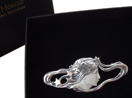 Brosche Frauenkopf im Stile von Alphonse Mucha