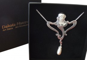 Jugendstil Halskette Stilisierter M�dchenkopf umrahmt von Haar