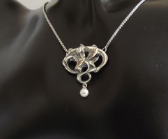 Jugendstil Kette mit floralem Anh�nger und Perlenabh�ngung