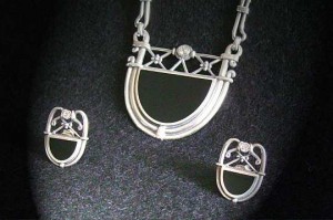 Erlesenes Art Deco Schmuckset Collier mit Ohrsteckern, Silber