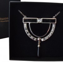 Art Deco Collier mit Onyxabhängung und Schmuckkristallen
