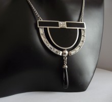 Art Deco Collier mit Onyxabhängung und Schmuckkristallen