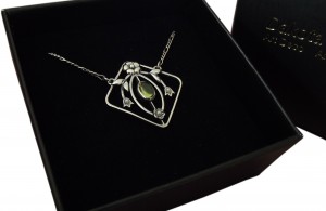 Damen Halskette 925 Silber mit Peridot und Perlenapplikationen