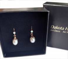 Ohrringe 925 Silber vergoldet mit einem kleinen Opal und einer Perle in Form einer Tulpe